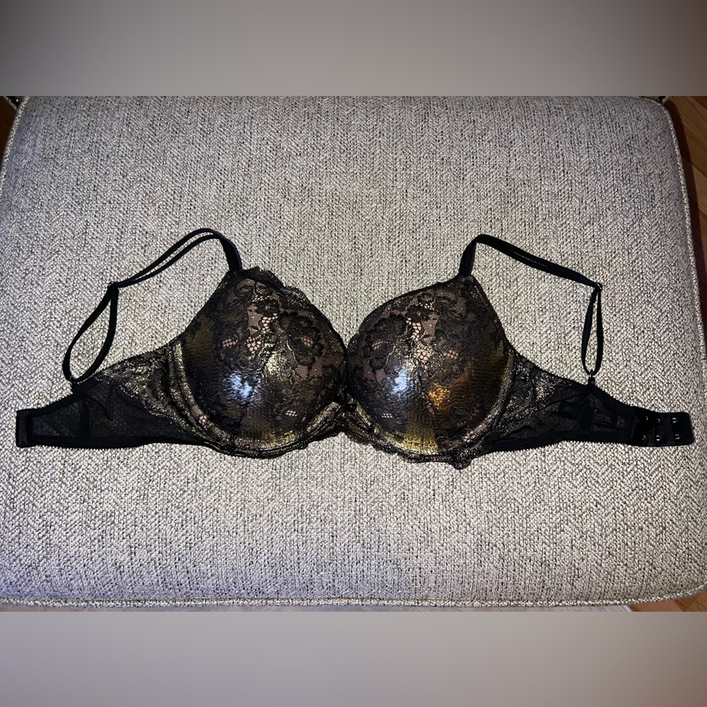 Victoria's Secret Black and Gold Shimmer Lace Bra! 34DD Excellent condition!